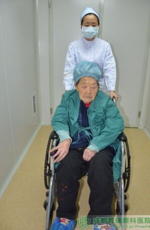 艾碧君院長親自主刀110歲老人白內障手術