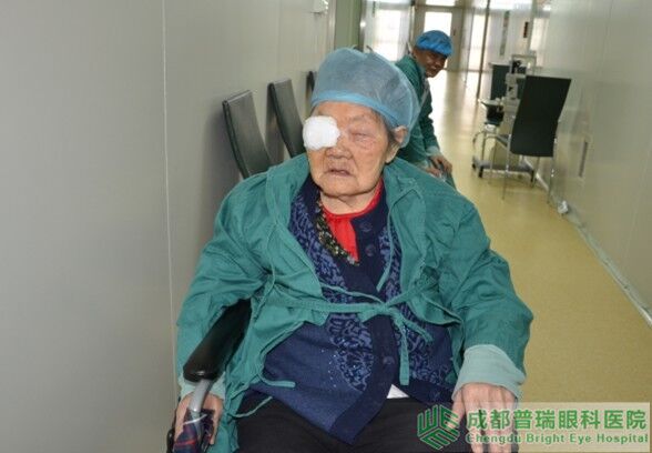艾碧君院長親自主刀110歲老人白內障手術